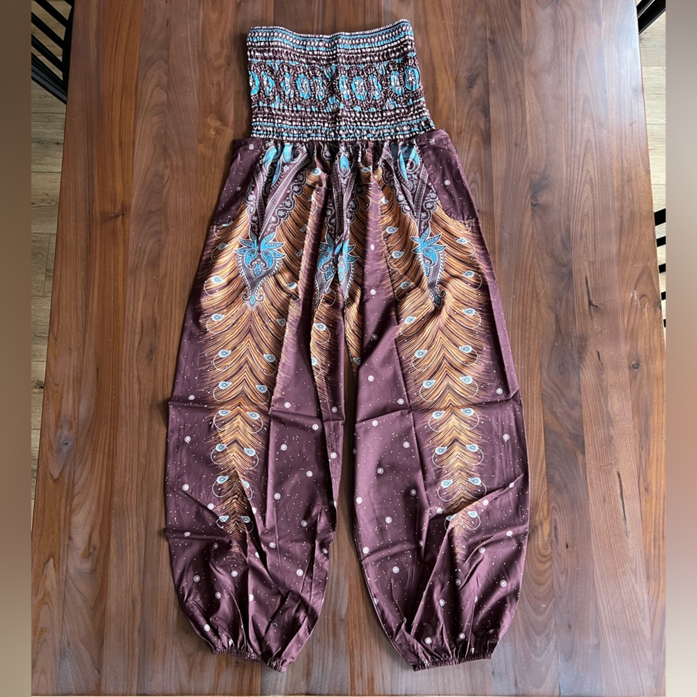 4 for $20 NWOT Smocked Boho Harem Pants with Pockets - One Size - Maroon/Black